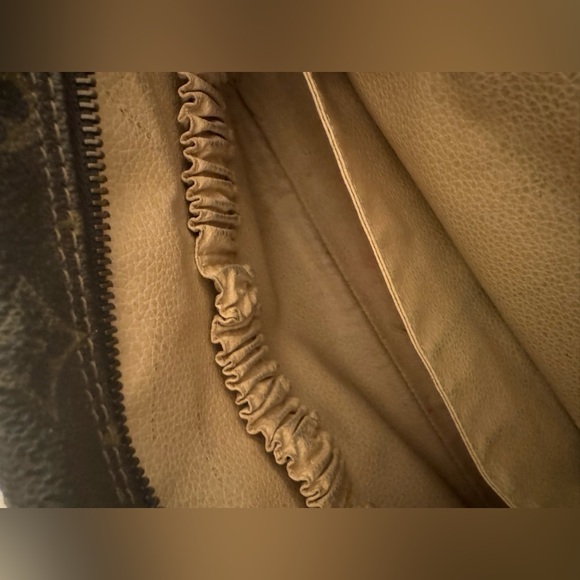 Vintage Louis Vuitton makeup bag - Picture 7 of 10